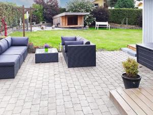 un patio con 2 sofás y una mesa con plantas en 6 person holiday home in Hejls, en Hejls