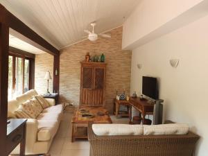 sala de estar con sofá y mesa en Casa Condomínio com 04 quartos, 200 metros da Praia de Manguinhos, en Búzios