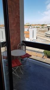 einen Tisch und Stühle auf einem Balkon mit Stadtblick in der Unterkunft B&B Diana in Bologna