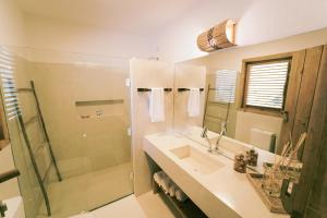 a bathroom with a sink and a shower at Pousada Awêry Caraíva in Caraíva +60 photos
