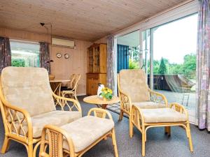 een kamer met stoelen, een tafel en een raam bij 6 person holiday home in Oksb l in Oksbøl