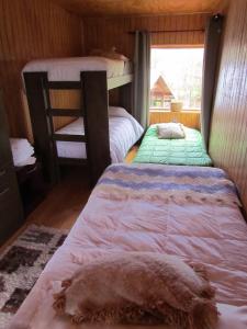 Un pat sau paturi într-o cameră la Cabaña Rayen