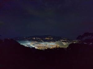 Nespecifikovaný výhled na hory nebo výhled na hory při pohledu z chaty + 23 fotografií