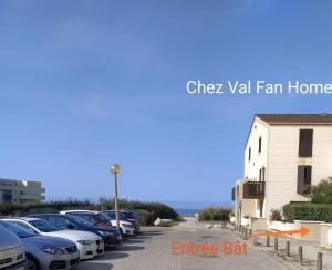 Gallery image of Val Fan Home Apt tout confort Lacanau Océan très cosy parking Privé wifi grande terrasse et véranda à 2 mn de la plage 1 chambre grand lit et 1 canapé lit personnes max 4 in Lacanau