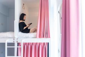 Tempat tidur dalam kamar di W3 HOSTEL