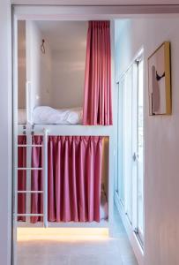 Tempat tidur dalam kamar di W3 HOSTEL