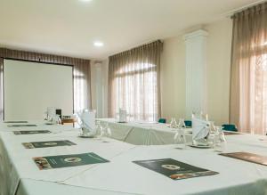 The business area and/or conference room at Hotel Le Manoir Bogotá