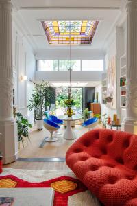 sala de estar con sofá rojo y techo de cristal en Island in Island, B&B boutique, Design et Vintage, en Namur