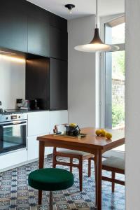 cocina con mesa de madera y taburete verde en Island in Island, B&B boutique, Design et Vintage en Namur