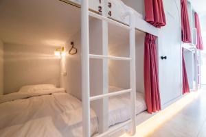 Tempat tidur dalam kamar di W3 HOSTEL