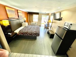 Habitación de hotel con cama y TV en Luxury Inn Liberty, en Liberty