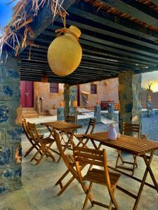 En restaurant eller et andet spisested på Canyon Rest House Jabal Shams