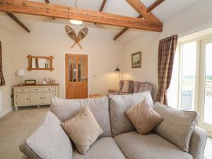 ein Wohnzimmer mit Sofa und Tisch in der Unterkunft Horsley Cottage in Consett