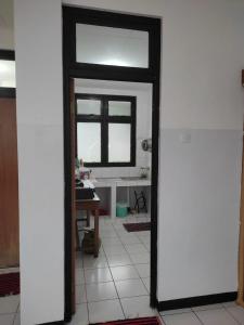 eine offene Tür zu einem Zimmer mit einem Tisch und einem Fenster in der Unterkunft KEY HOMESTAY in Pasakon 1