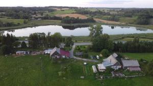una vista aérea de una pequeña localidad junto a un lago en Piekalne, en Kalnieši