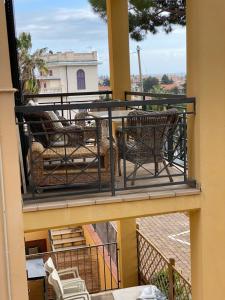 Un balcón con sillas y una mesa en un edificio. en Bordighera Private Garden Seaview, en Bordighera