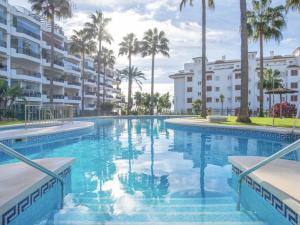 Bazén v ubytovaní MI CAPRICHO 4C BEACHFRONT -Apartment with sea view - Costa del Sol alebo v jeho blízkosti