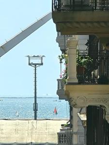 ラ・スペツィアにあるLa Spezia Holidaysの通り灯のある建物から海の景色を望めます。