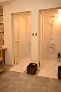 a walk in shower with a door in a room at B&B Surf Rider-ゲストハウスタイプ in Kamakura