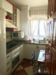 Una pequeña cocina con fregadero y microondas. en 2 minutes from the beach!!! Great apartment!!!, en Nerja