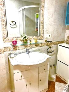 un baño con lavabo y espejo en 2 minutes from the beach!!! Great apartment!!!, en Nerja 9 fotos más
