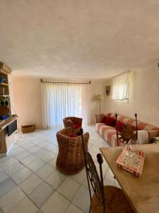 a living room with a couch and a table at Villetta Privata a Porto Cervo in Porto Cervo