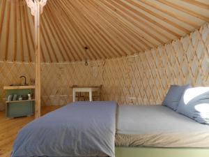 מיטה או מיטות בחדר ב-modern Mongolian yurt