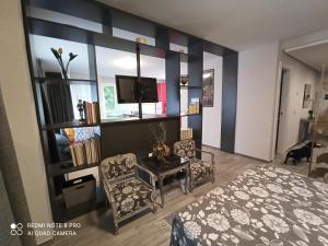 Un dormitorio con una cama, una mesa y un televisor. en Loft Carrión, en Carrión de los Condes