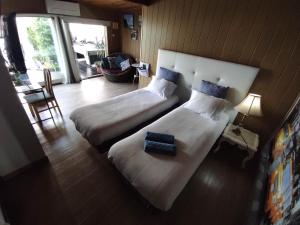 Ліжко або ліжка в номері Room near the airport