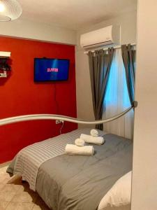 una camera da letto con un letto e asciugamani di Meteora view garden a Kalabaka