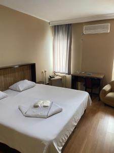 Una habitación de hotel con una cama con una toalla. en Odrys Beach Hotel & Resort en Tekirdağ