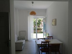 a kitchen and living room with a table and chairs at Le Pecore di Terracotta in Pesaro