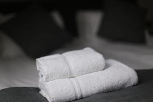 Ein Stapel weißer Handtücher lag auf einem Tisch. in der Unterkunft Hotel Tia in Liverpool + 152 Fotos