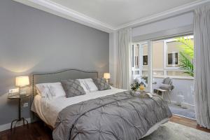 Postel nebo postele na pokoji v ubytování Living4Malaga Soho Orangerie Deluxe