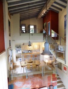 Casa de Babel في كودييرو: مطبخ وغرفة طعام مع طاولة وكراسي
