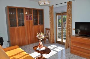 a living room with a couch and a tv at Summerhouse Sagana in Monreale