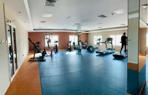 ein Fitnessstudio mit Leuten, die auf Laufbändern und Maschinen trainieren in der Unterkunft FEMALE ONLY-AnaRuby Backpackers- Metro Station Mashreq in Dubai