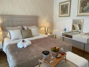 une chambre avec un lit avec un bol de fruits dessus dans l'établissement Casa Das Palmeiras, à Loulé 49 autres photos