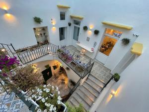 - une vue sur une maison avec des escaliers et des fleurs dans l'établissement Donna Grazia Relais, à Gallipoli
