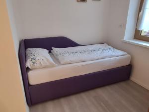 1 cama con 2 almohadas en una habitación en Auelehof, en Laives