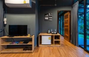 Televízia a/alebo spoločenská miestnosť v ubytovaní Huaysompoi Valley Nan