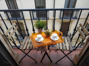 una mesa pequeña en un balcón con 2 sillas en Vivienda de uso turístico "Centro Histórico", en Salamanca