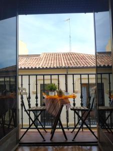 サラマンカにあるVivienda de uso turístico "Centro Histórico"の家のバルコニーにテーブルと椅子