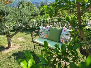 un banc au milieu d'un jardin dans l'établissement Auelehof, à Laives