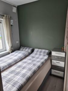 Postel nebo postele na pokoji v ubytování Centre Tromsø