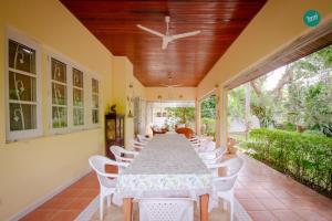een eetkamer met een lange tafel en witte stoelen bij 300m from beach - Luxury Mediterranean Holiday House - Pets Welcome in Bang Sare