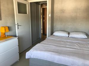 1 dormitorio con 1 cama y vestidor con lámpara en Apartament w centrum Gdyni, en Gdynia