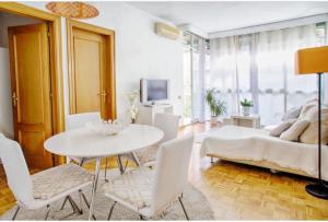 a living room with a table and a couch at Apartamento BCN con balcón in Barcelona