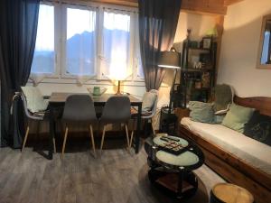 阿爾貝維爾的住宿－Charmant Duplex T3 avec Balcon - Halle Olympique，客厅配有桌椅和沙发