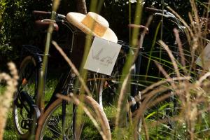 a bicycle with a straw hat on it at Villa du Pyla in Pyla-sur-Mer